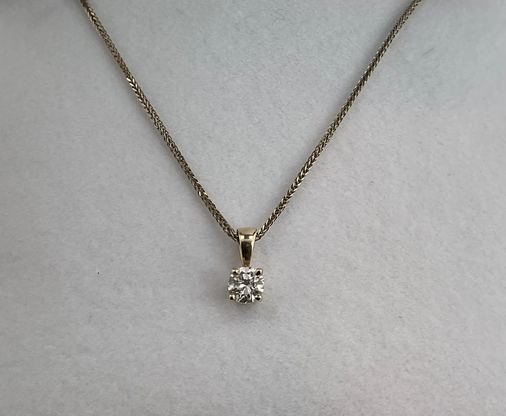 Yellow gold 10k Diamond pendant .38TW