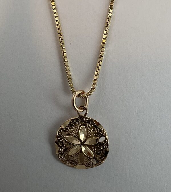 Yellow gold 10k Sand Dollar